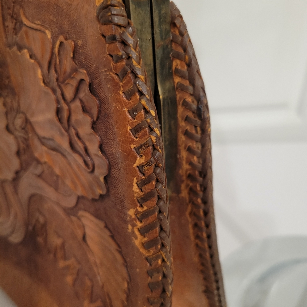 VINTAGE LEATHER HAND TOOLED PURSE WITH SUEDE INTERIOR. BRASS HARDWARE - Picture 10 of 15